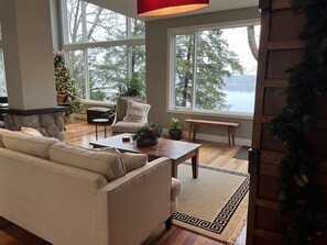 TV connectée, cheminée, livres