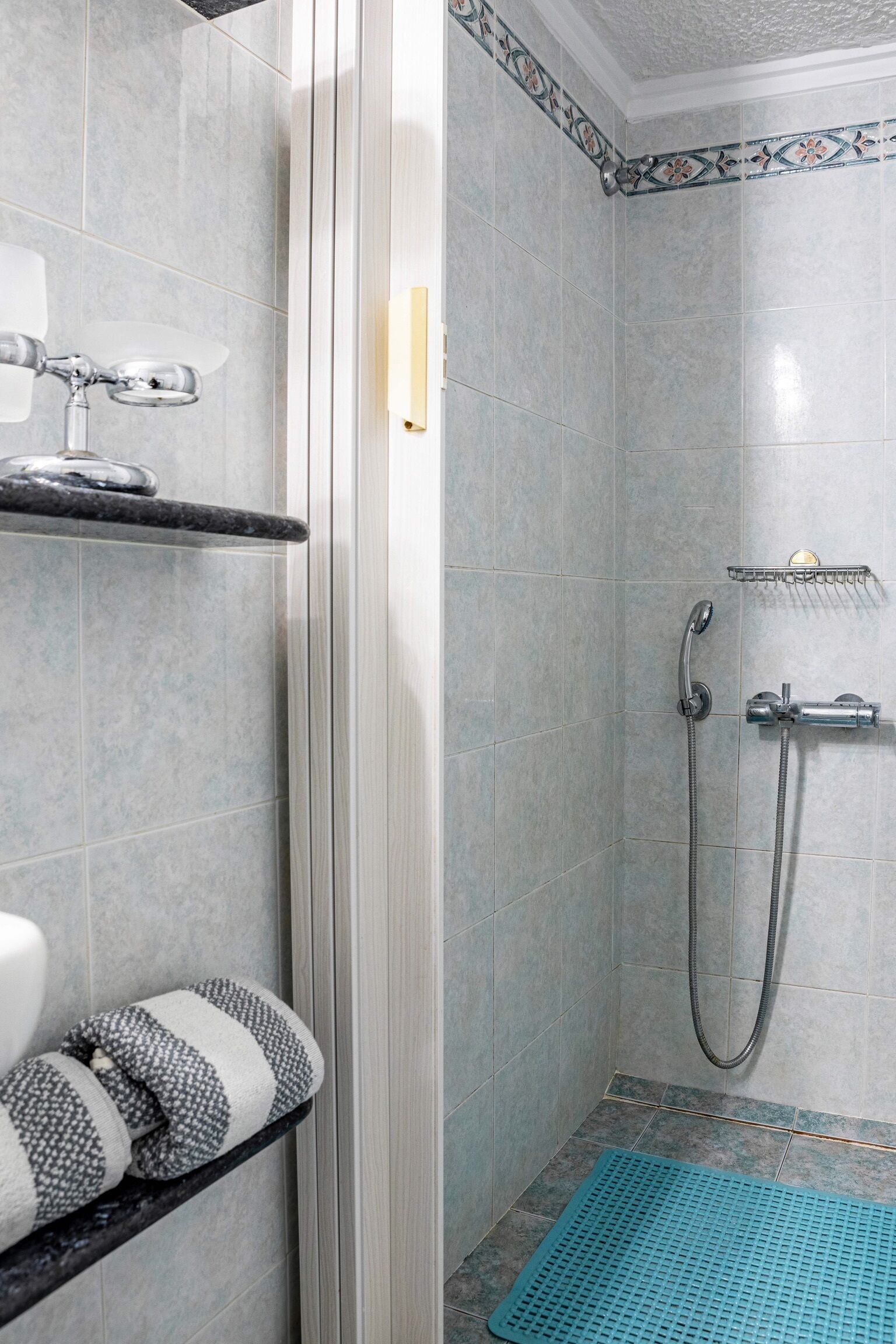 Douche, sèche-cheveux, serviettes fournies, savon