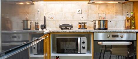 Een koelkast, een microgolfoven, een oven
