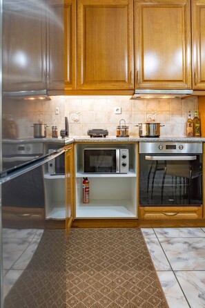 Jääkaappi, mikroaaltouuni, uuni, kahvin-/teenkeitin