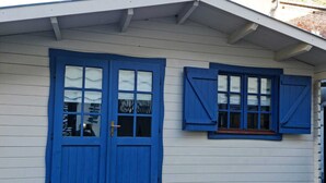 Un edificio con facciata bianca e persiane blu alle finestre.