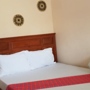 Klassieke tweepersoonskamer | Een kluis op de kamer, verduisterende gordijnen