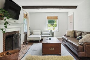 Smart TV, fireplace, offices - Large yard - Quiet area - 15 min to DC (Falls Church)