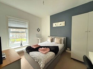 舒適獨棟房屋 | 6 間臥室、書桌、筆電工作空間、熨斗/熨衣板