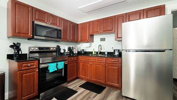 Nhà, 1 giường cỡ queen và sofa giường, bếp, quang cảnh vườn | Bếp riêng | Tủ lạnh, lò vi sóng, lò nướng, bếp nấu