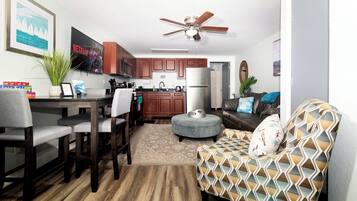 Nhà, 1 giường cỡ queen và sofa giường, bếp, quang cảnh vườn | Khu ăn uống