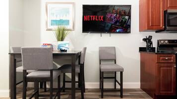 House, 1 Katil Ratu (Queen) dengan Katil Sofa, Kitchen, Garden View | Tempat makan