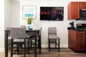 House, 1 Queen Bed with Sofa bed, Kitchen, Garden View | Dining - Midtown Sea Esta #2 (Tampa)