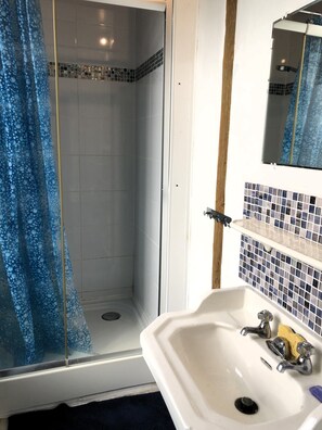 Shower, hair dryer, towels, soap - L'hôte des voyageurs en pays limousin room 1 (Lacelle)