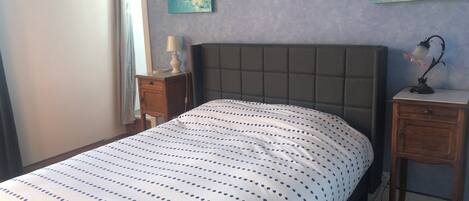 1 غرفة نوم ومكواة/لوح كي وواي فاي مجانًا وملاءات أسرّة