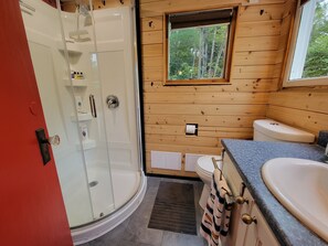 Dusche, Haartrockner, Handtücher, Toilettenpapier