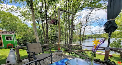 Cottage Cheese Too: Quaint lakefront cottage 30 minutes from town on quiet cove.