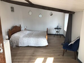 3 bedrooms, desk, iron/ironing board, travel cot