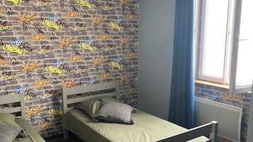 3 chambres, bureau, fer et planche Ă repasser, lit parapluie