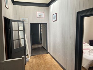 3 عدّة غرف نوم ومكتب ومكواة/لوح كي وسرير سفر