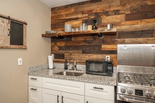 Apartamento, varias camas, cocina | Cocina privada | Frigorífico, microondas, horno y placa de cocina