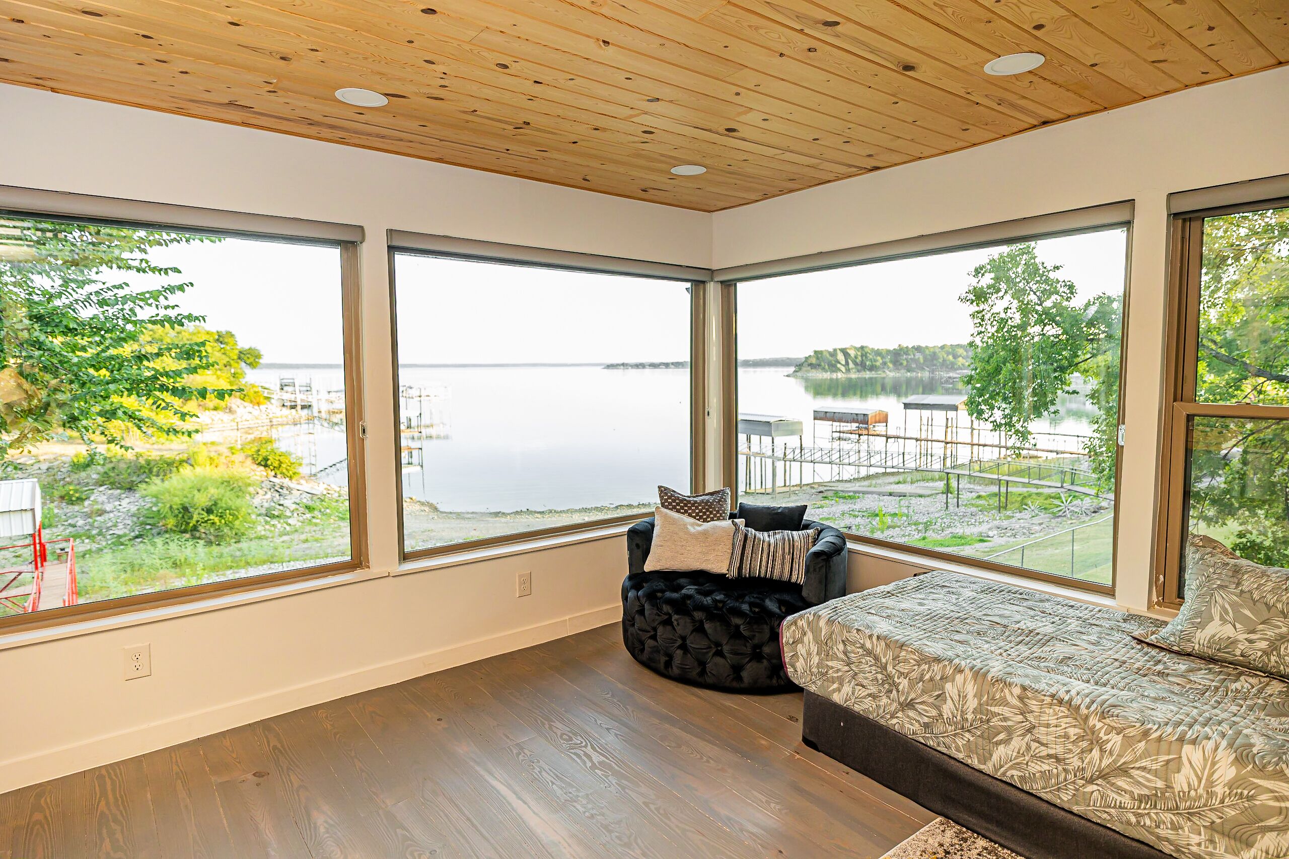 A Spacious Lake House - Access to Lake Beach!