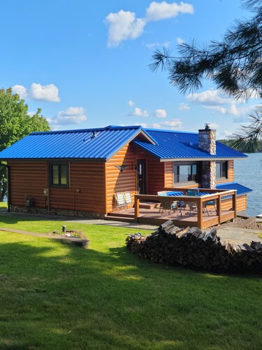 Cozy boat house on the lake! Private dock and beautiful water views!