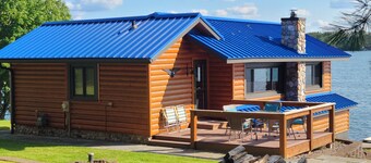 Cozy boat house on the lake! Private dock and beautiful water views!