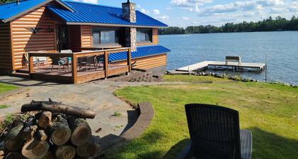 Cozy boat house on the lake! Private dock and beautiful water views!