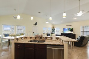 Interior - Waves, sunsets, and memories made – The Coast House is where the magic happens. (Port Aransas)