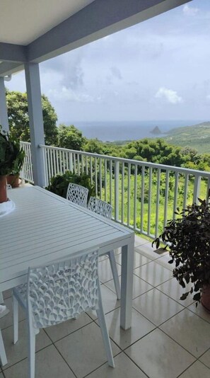Outdoor dining - Apartement Individuel de 250 m2 à la Campagne Avec vue Mer, Jusqu'à 12 Personne (Le Marigot)