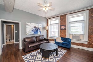 Apartamento, varias camas | Zona de estar | Una televisión