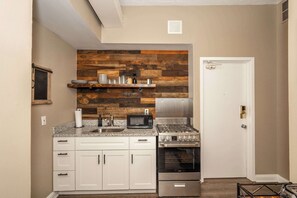 公寓式客房, 多张床 | 私人厨房 | 冰箱、微波炉、烤箱、炉灶