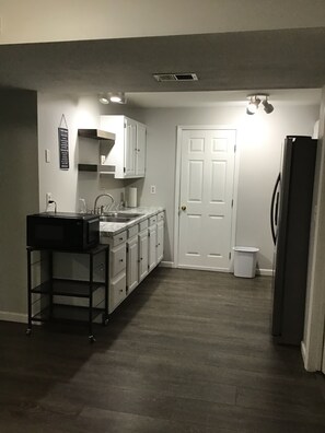 冷蔵庫、電子レンジ、オーブン、コンロ