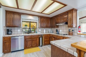 独立别墅, 多张床, 露台, 山景 (Mountain View Point) | 私人厨房 | 冰箱、微波炉、烤箱、炉灶