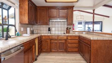 House, Multiple Beds, Patio, Mountain View (Mountain View Point) | Private kitchen | Fridge, microwave, oven, stovetop