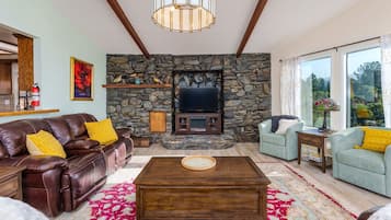 House, Multiple Beds, Patio, Mountain View (Mountain View Point) | Living area | TV, MP3 dock