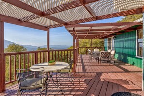 Outdoor dining - Mountain View Point - Breathtaking Balcony (Oakhurst)