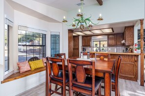 House, Multiple Beds, Patio, Mountain View (Mountain View Point) | Private kitchen | Fridge, microwave, oven, stovetop