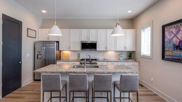 House, Multiple Beds, Kitchen | Private kitchen | Fridge, microwave, oven, stovetop