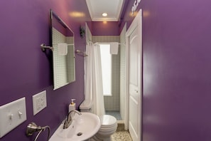 House, Multiple Beds, Kitchen, Garden View | Bathroom