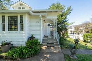 Exterior - Nashville White House (Nashville)