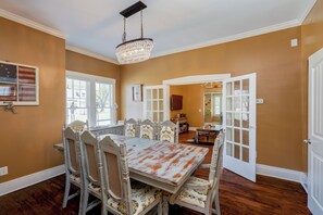 Maison, Plusieurs lits, cuisine, vue sur le jardin | Repas dans la chambre