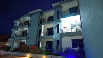 Apartamento Deluxe, 2 habitaciones | Escritorio y wifi gratis