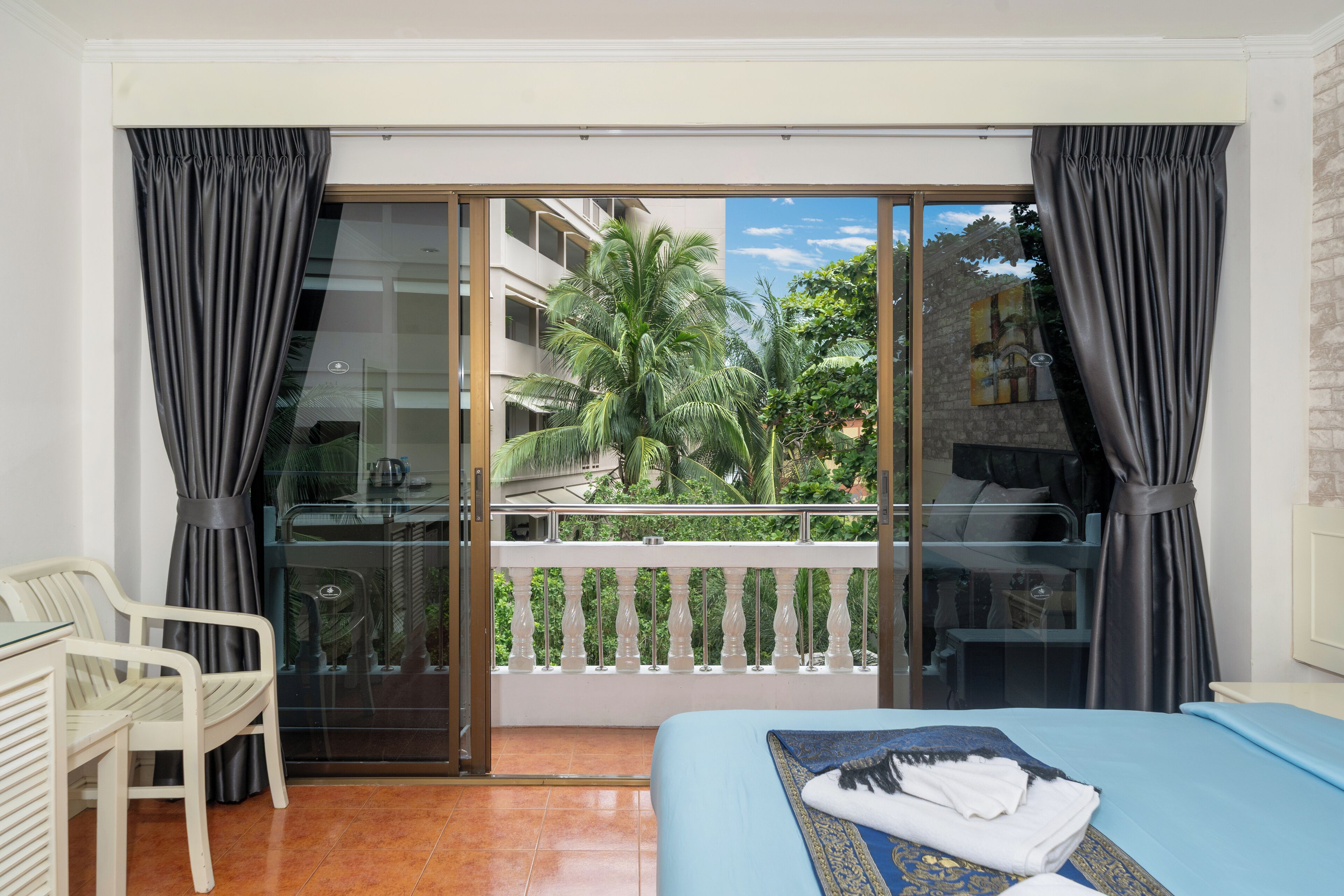 Deluxe Room Pool View | Két bảo mật tại phòng, bàn, màn/rèm cản sáng 