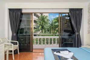 Deluxe Room Pool View | Caja fuerte, escritorio, cortinas opacas y wifi gratis