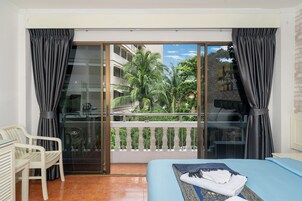 Caja de seguridad en la habitación, escritorio y cortinas blackout 