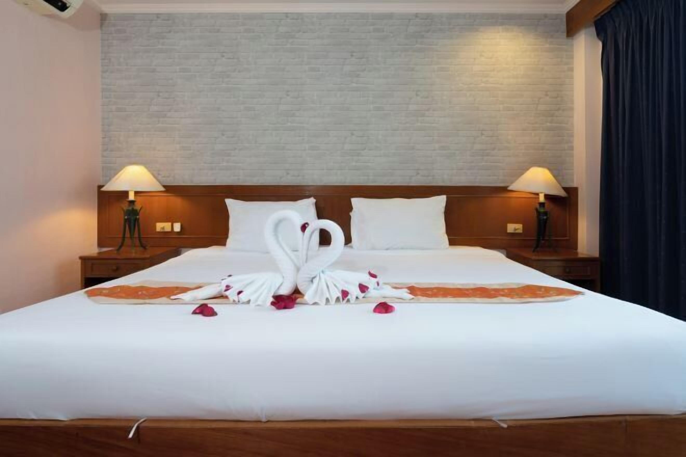 Brankas, meja kerja, tirai kedap cahaya, dan Wi-Fi gratis