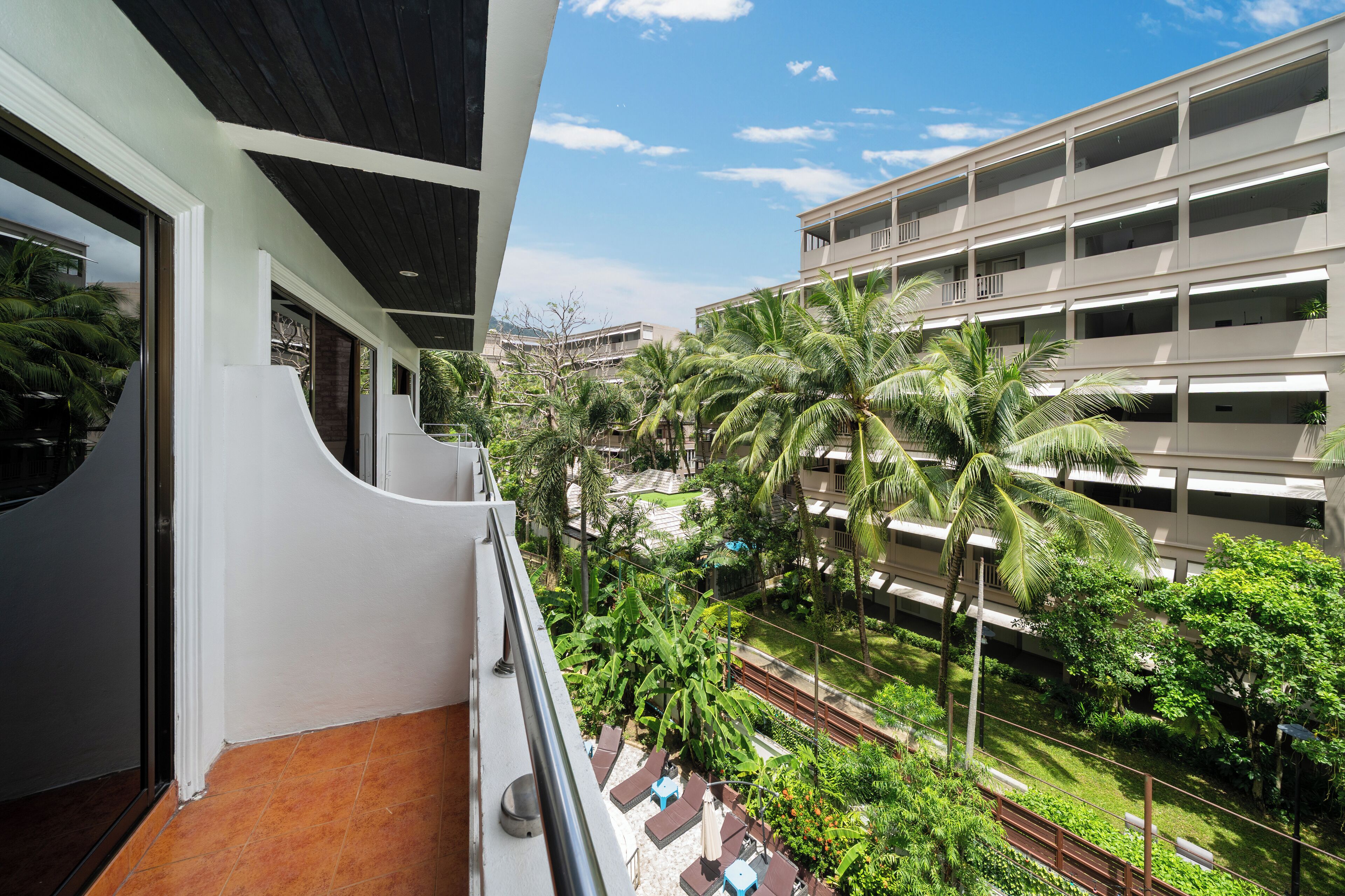 Deluxe Room Pool View | Ban công