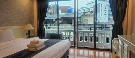 Deluxe Room with Balcony | 4 sovrum, värdeförvaringsskåp på rummet och skrivbord