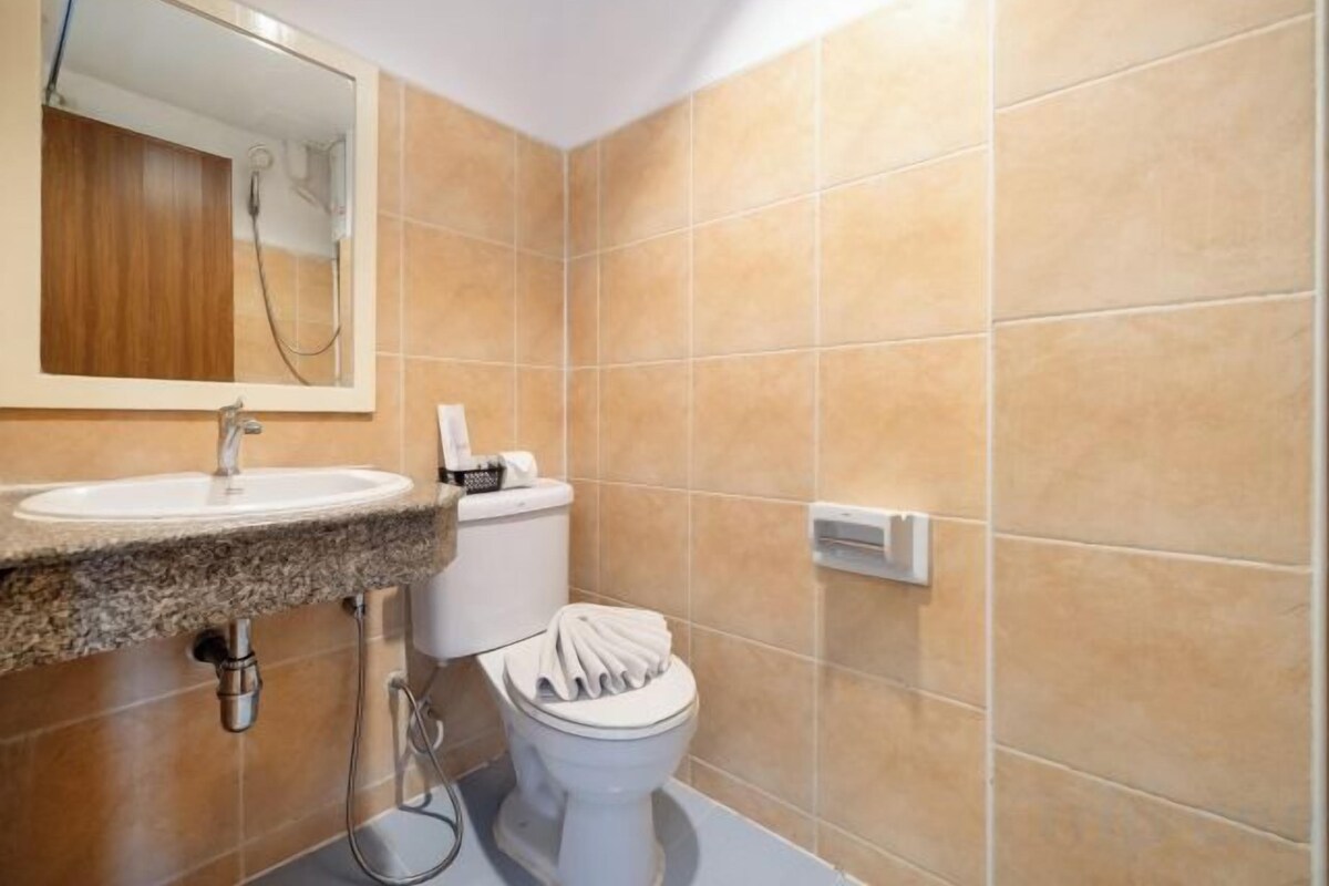 Ducha, artículos de tocador gratuitos, secador de pelo, pantuflas