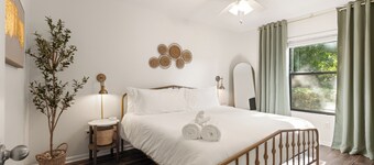 Golf Cart, Fire Pit! 5 mins to Beach/Downtown! 4BR/2 Kings