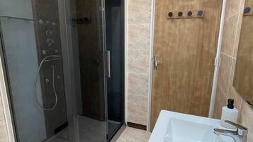 Douche, serviettes fournies
