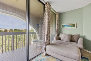 Lejlighed - flere senge - balkon - havudsigt (Ocean Hibiscus) | Opholdsområde | 42-tommers fladskærms-tv med digitale kanaler