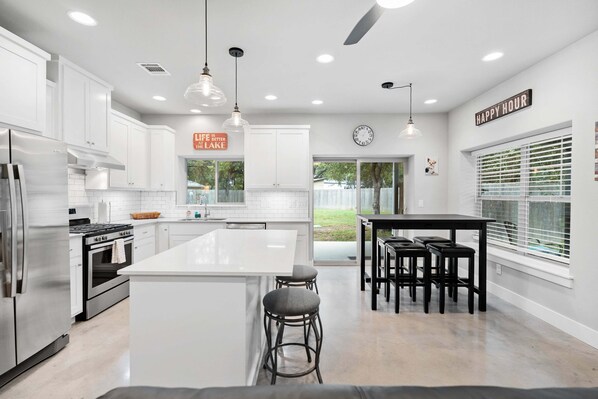 Casa, varias camas, cocina, vista al jardín (Paradise Barndominium) | Cocina privada | Refrigerador, microondas, horno y parrilla de estufa 